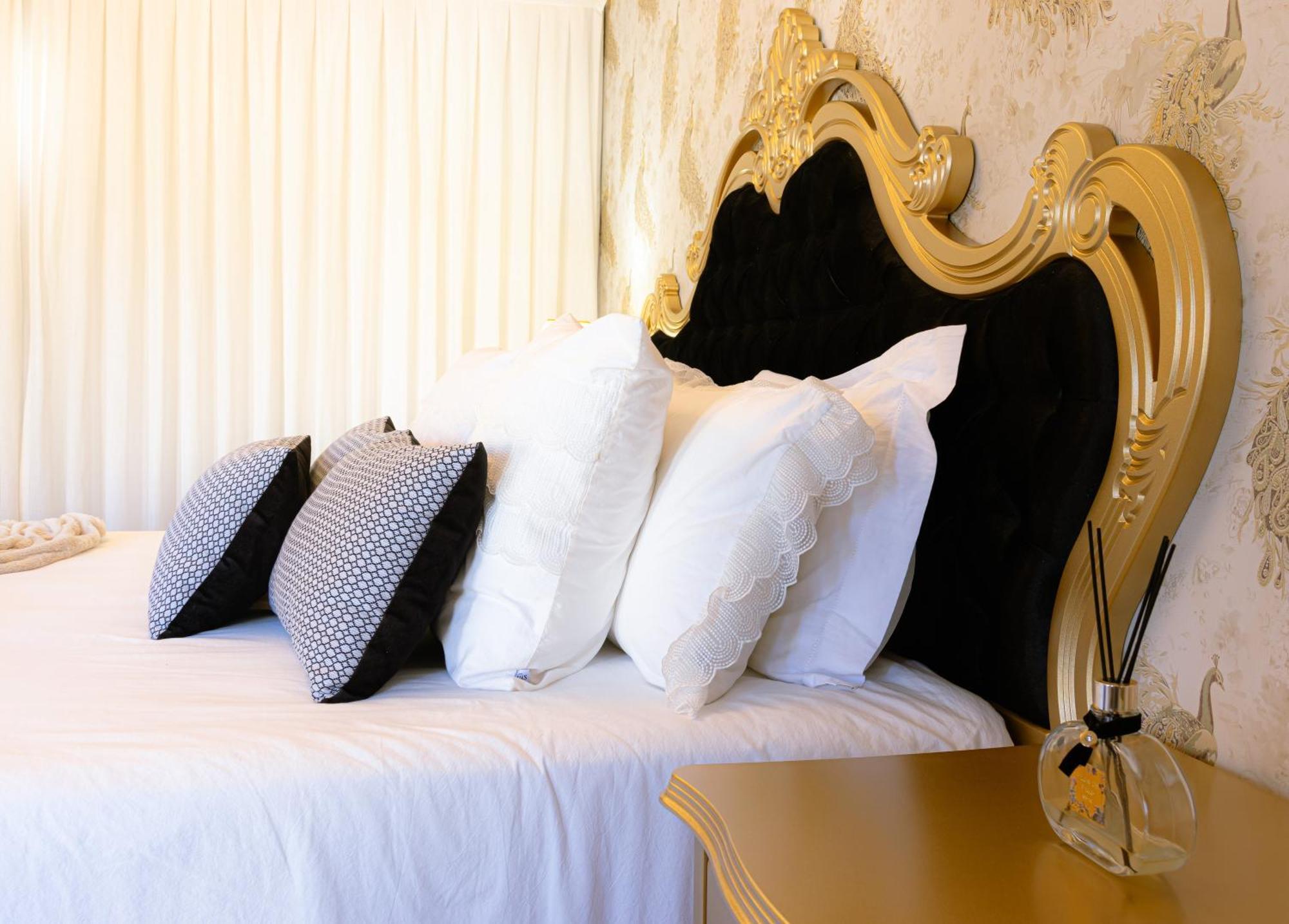 Quarto com Cama King-size e Vista do Jardim